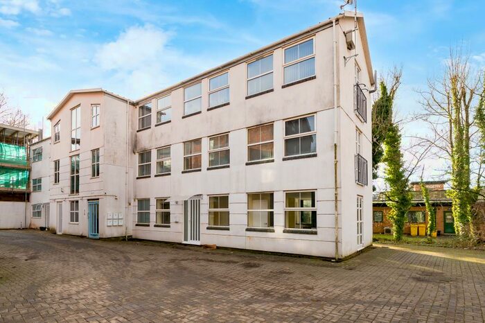 2 Bedroom Apartment To Rent In West Wycombe Road, High Wycombe, HP11