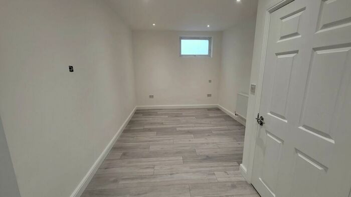 Flat To Rent In Deans Lane, Edgeware, HA8