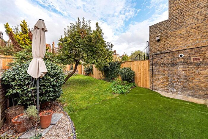1 Bedroom Flat For Sale In Endlesham Road, SW12