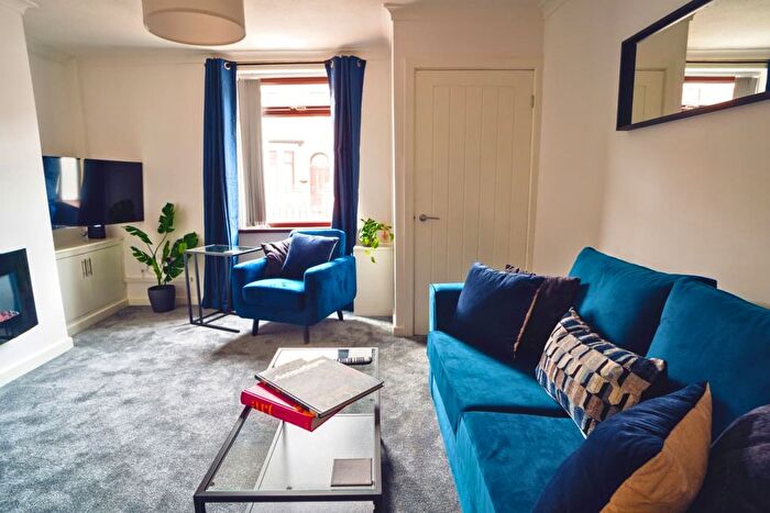 2 Bedroom Flat To Rent In Droylsden Road, Manchester, M40