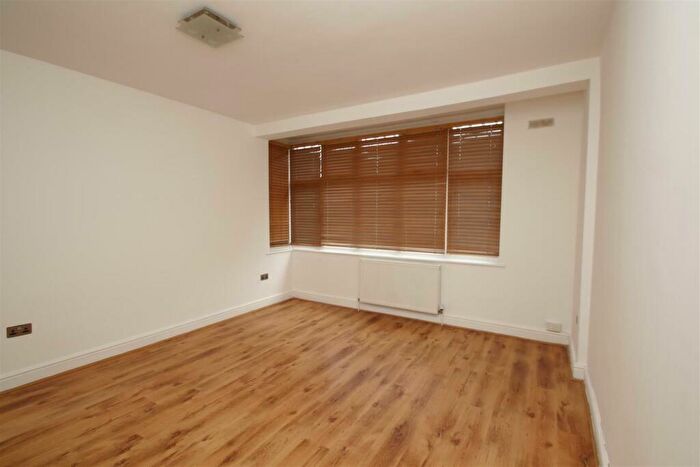 1 Bedroom Flat For Sale In North Circular Road, London, N13