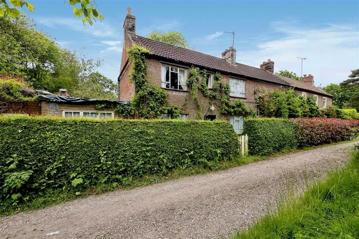 3 Bedroom Semi-Detached House For Sale In South End, Roos, Hull, HU12