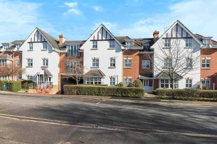 2 Bedroom Flat To Rent In Claremont Avenue, Woking, GU22