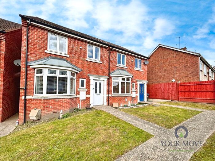 3 Bedroom Semi-Detached House To Rent In Barnacres Road, Hemel Hempstead, Hertfordshire, HP3