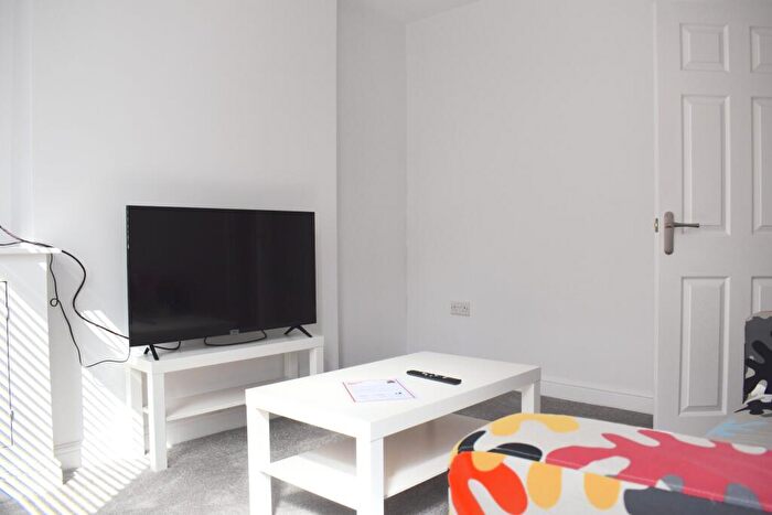 2 Bedroom Terraced House To Rent In Bed Terraced House // Aug, LN5