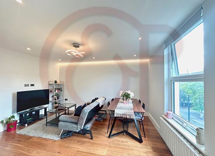 3 Bedroom Flat To Rent In Horn Lane, Acton, W3