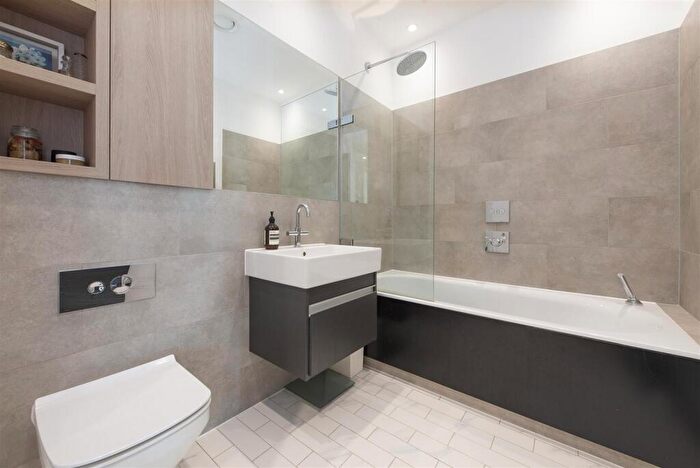 2 Bedroom Flat For Sale In Highgate Road, London, NW5