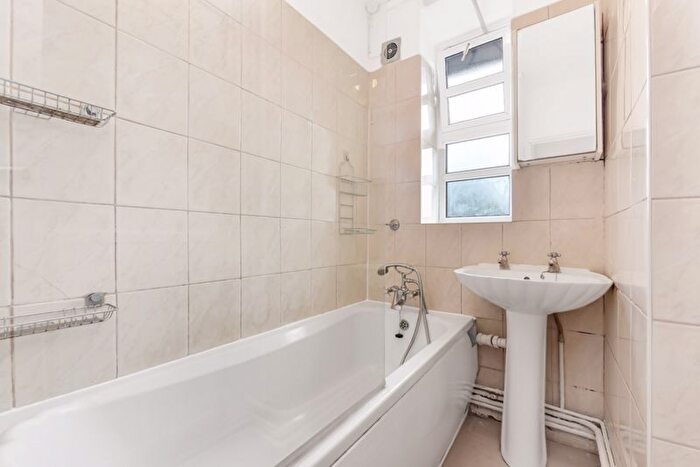 3 Bedroom Flat To Rent In Solent House, Ben Jonson Road, Stepney, E1