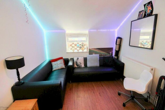 5 Bedroom House Of Multiple Occupation To Rent In St. Augustine Road, Southsea, Hampshire, PO4