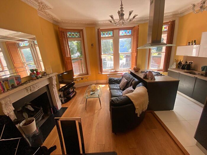 3 Bedroom Flat To Rent In Efe House, Highbury Grove, London, N5