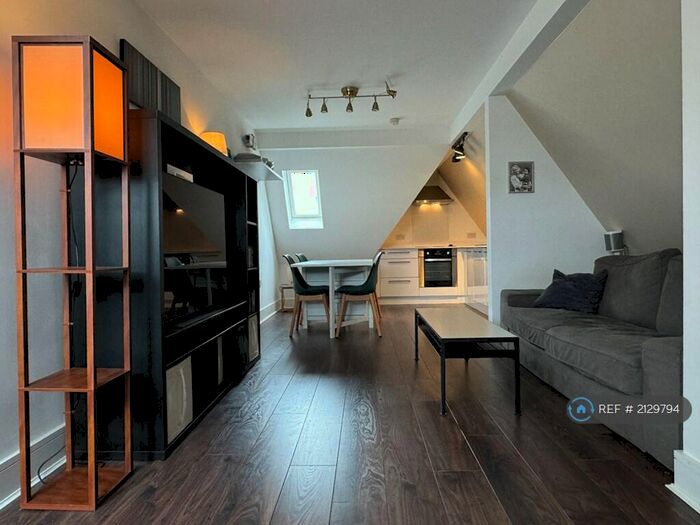 2 Bedroom Flat To Rent In High Road, London, N2