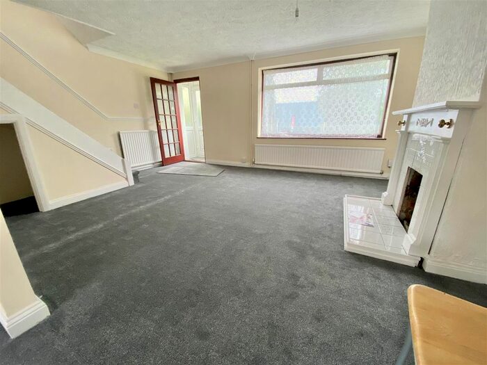 3 Bedroom Semi-Detached House To Rent In Toddington Road, Luton, LU4