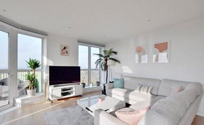 3 Bedroom Flat To Rent In Graystone House, Astell Road, Kidbrooke, Greenwich, SE3