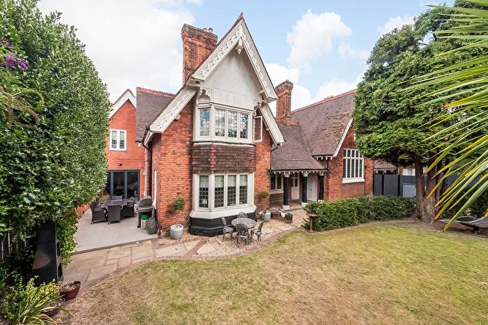 4 Bedroom Semi-detached House For Sale In Plaistow Lane, Bromley, BR1