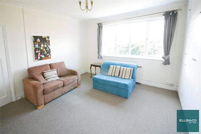 1 Bedroom Apartment To Rent In Armitage Road, Golders Green, NW11
