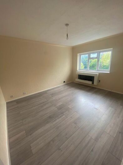 1 Bedroom Flat To Rent In Nazeing Road, Waltham Abbey, EN9