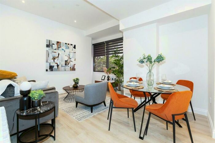 2 Bedroom Flat For Sale In London Road, Slough, Berkshire, SL3