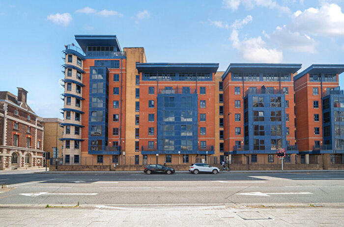 2 Bedroom Flat For Sale In Canute Road, Ocean Village, Southampton, Hampshire, SO14