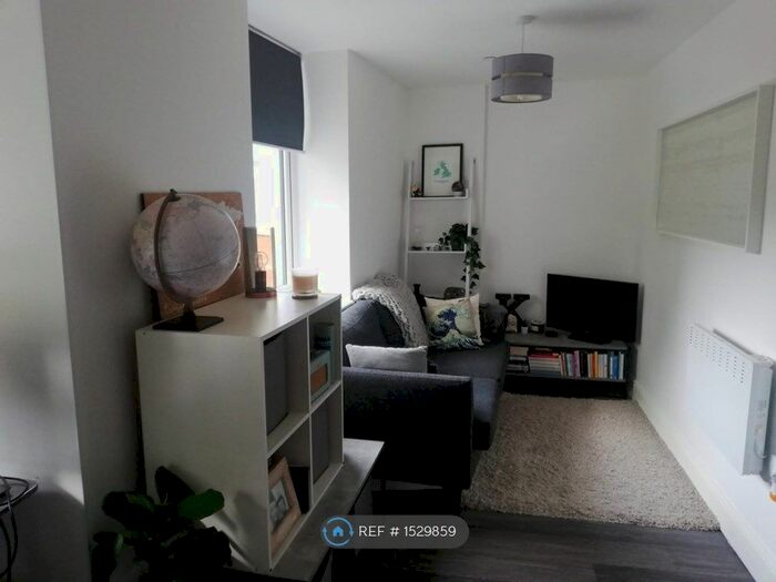 1 Bedroom Flat To Rent In Four Corners Chertsey, Chertsey, KT16