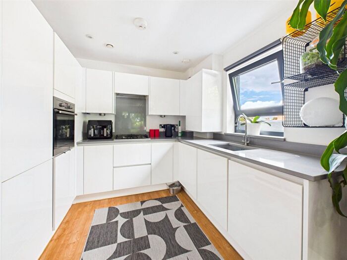1 Bedroom Flat To Rent In Somerset Court, Teddington, TW11