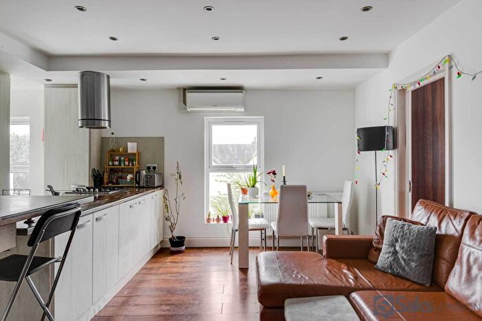 3 Bedroom Flat To Rent In Ritherdon Road, Tooting Bec, London, SW17