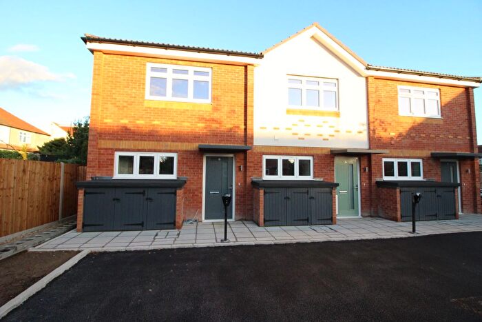 2 Bedroom End Terrace House For Sale In Trent Way, Worcester Park, KT4