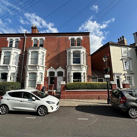 5 Bedroom End Of Terrace House For Sale In Castle Road, Southsea, PO5