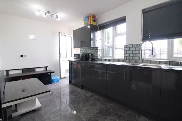 3 Bedroom Terraced House For Sale In Solway Road South, Luton, LU3