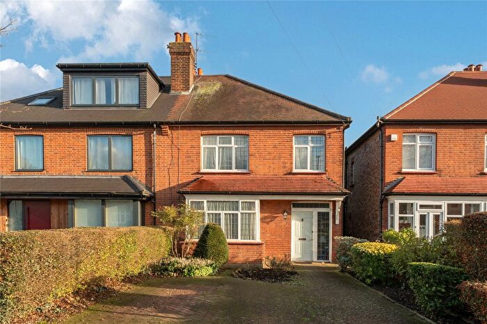 3 Bedroom Detached House For Sale In Drapers Road, Enfield, EN2
