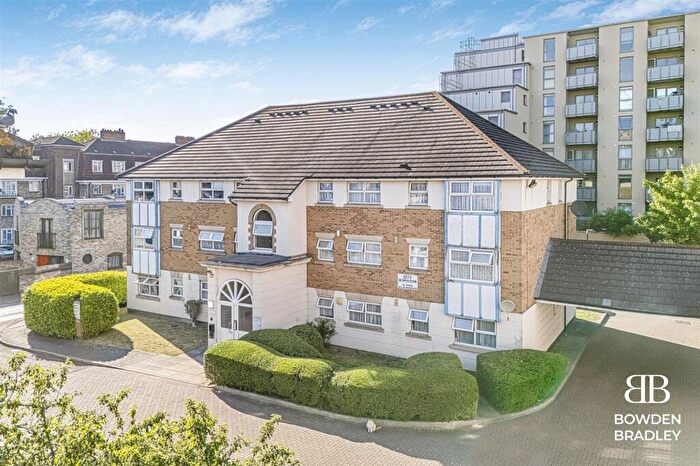 2 Bedroom Apartment For Sale In Adeliza Close, Barking, IG11