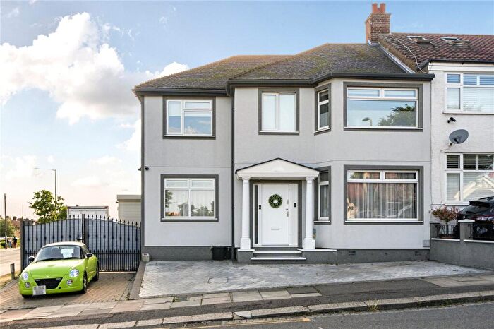 5 Bedroom Semi-Detached House For Sale In Bedford Avenue, Barnet, EN5
