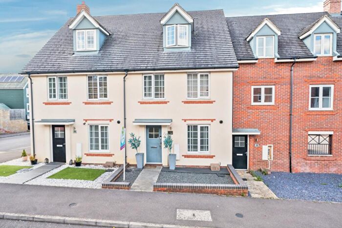 3 Bedroom Town House For Sale In Jubilee Drive, Church Crookham, Fleet, GU52
