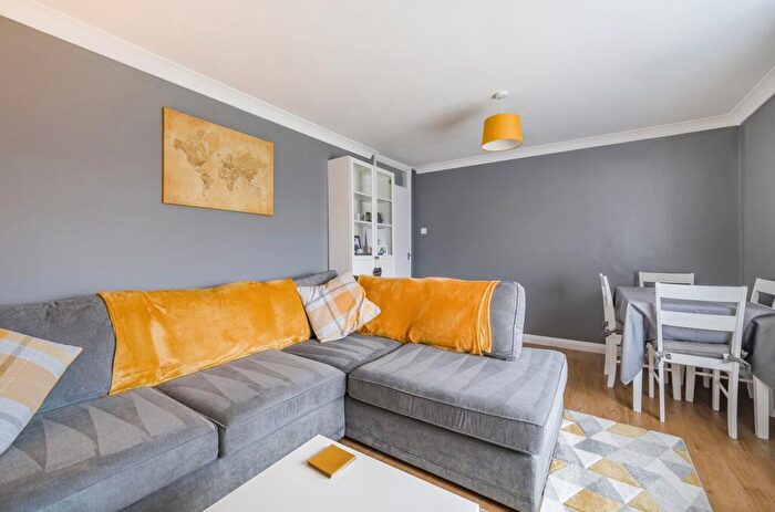 2 Bedroom Flat For Sale In Dyneley Green, Townhill Park, Southampton, Hampshire, SO18