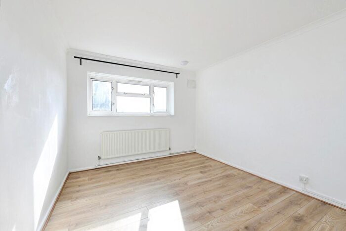 2 Bedroom Flat For Sale In Kingsdown Avenue, South Croydon, Surrey, CR2
