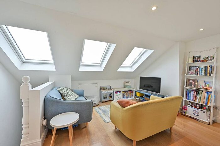 2 Bedroom Maisonette For Sale In Aston Road, Raynes Park, London, SW20