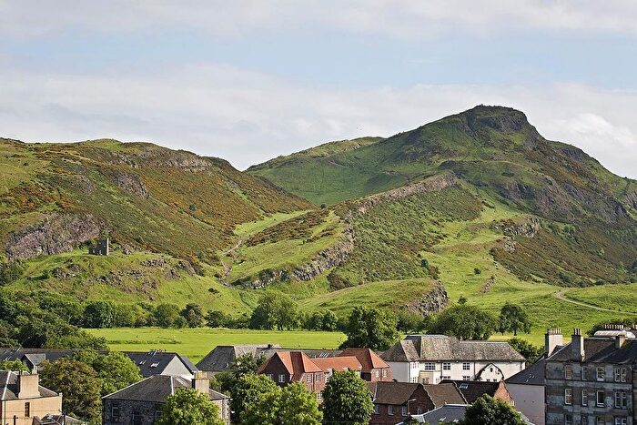 3 Bedroom Flat To Rent In Abbey Lane, Edinburgh, EH8