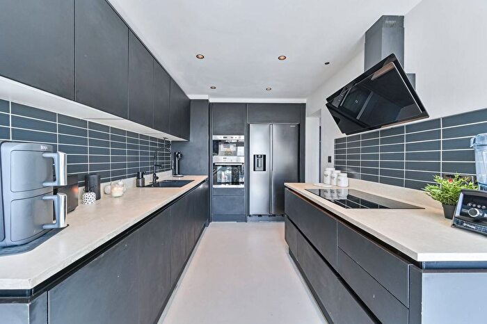 2 Bedroom Flat For Sale In Lingham Street, Stockwell, London, SW9