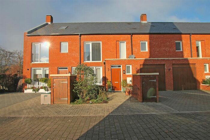 3 Bedroom Terraced House To Rent In Whitecroft Park, Newport, PO30