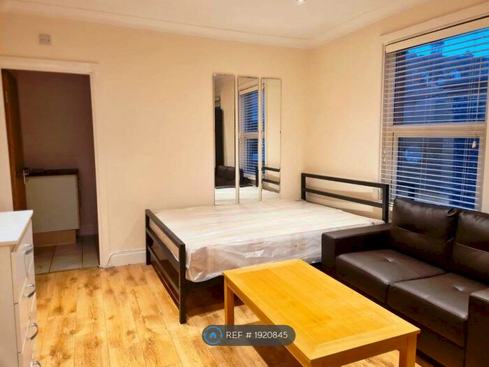 Studio To Rent In New Southgate, London, N11