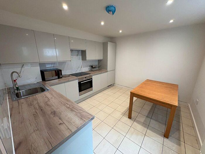 3 Bedroom Detached House To Rent In Bedroom Detached House – Hewison Street, Bow, E3