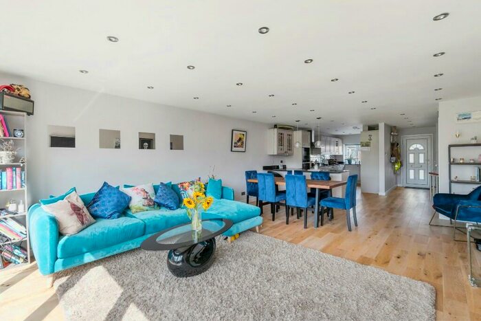 3 Bedroom Semi-Detached House To Rent In Garnault Road, Enfield, Middlesex, EN1