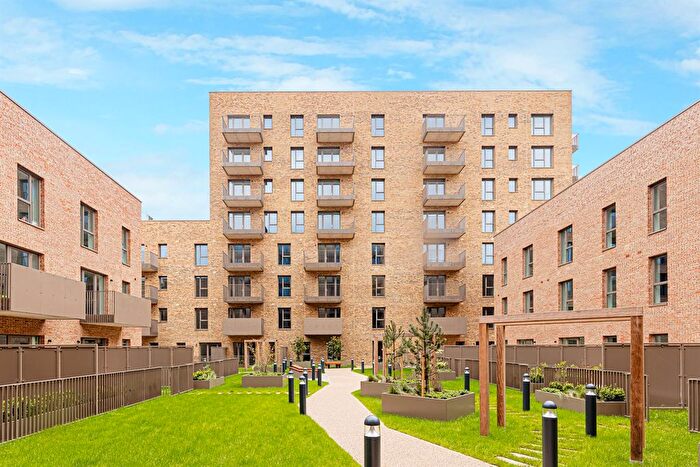 1 Bedroom Flat To Rent In Clovelly Road, Hounslow, TW3