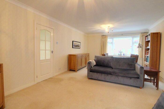 2 Bedroom Flat For Sale In Lambs Close, Cuffley, EN6