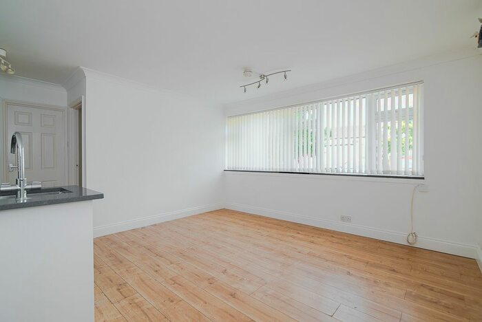 1 Bedroom Flat To Rent In Upper Teddington Road, Hampton Wick, Kingston Upon Thames, KT1