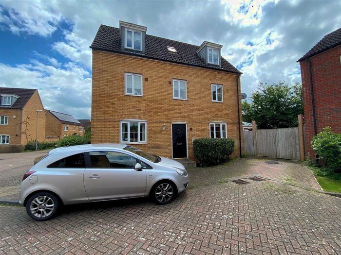 5 Bedroom End Of Terrace House For Sale In Russet Close, Bedford, MK41