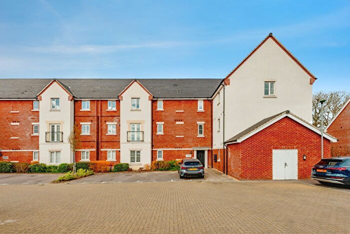 2 Bedroom Flat For Sale In Daffodil Crescent, Crawley, RH10