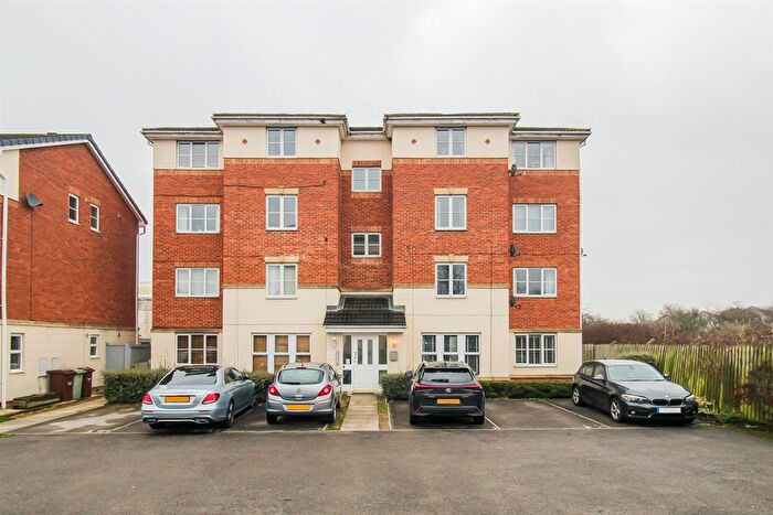 2 Bedroom Flat For Sale In Brackendale Road, Wakefield, WF2