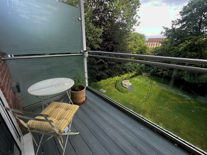 2 Bedroom Flat To Rent In Yarnells Hill, Oxford, OX2