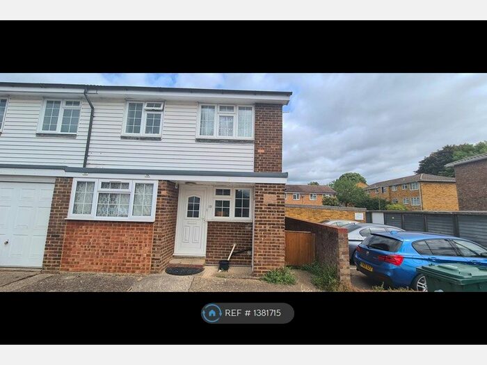 4 Bedroom End Of Terrace House To Rent In Robinway, Staines Upon Thames, TW18