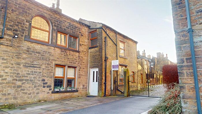 4 Bedroom Cottage For Sale In Highgate Road, Queensbury, Bradford, BD13